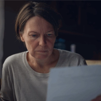 Frau schaut auf ihren Laptop Bildschirm