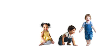 Vier Kinder sind nebeneinander aufgereiht und unterscheiden sich in ihrer Größe, um den Wachstum darzustellen