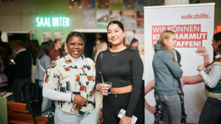 Zwei Frauen lächeln in die Kamera