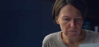 Frau schaut auf ihren Laptop Bildschirm