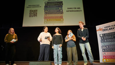 Vier Kinder reden auf der Bühne