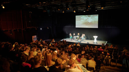 Sicht vorne auf die Bühne