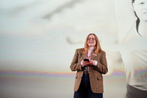 Asta Krejci-Sebesta von der Volkshilfe redet auf der Bühne