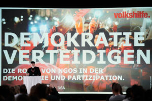 Erich Fenninger redet auf der Bühne