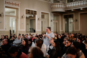 Frau im Publikum stellt eine Frage