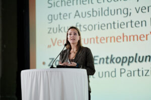 Tamara Ehs, Demokratieberatung Ehs & Ehs redet auf der Bühne