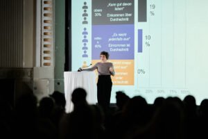 Magdalena Schwarz redet auf der Bühne