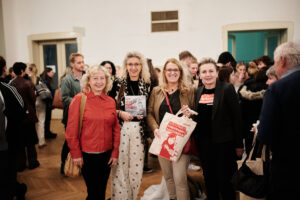 Besucherinnen lächeln in die Kamera