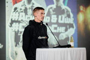 Fabian Reicher redet auf der Bühne