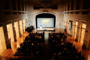 Sicht auf die Bühne von oben