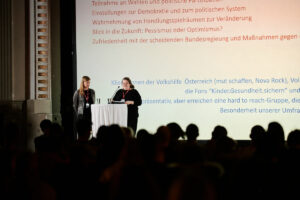 Judith Ranftler und Hanna Lichtenberger reden auf der Bühne