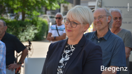 Portrait von Frau, im unteren rechten Bereich des Bildes steht "Bregenz"