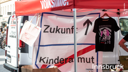 Volkshilfe Stand mit Merch-Artikeln, im unteren rechten Abschnitt des Bildes steht "Innsbruck"