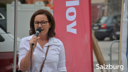 Frau hält eine Rede, im unteren rechten Abschnitt des Bildes steht "Salzburg"