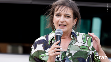 Frau hält eine Rede, im unteren rechten Abschnitt des Bildes steht "Graz"