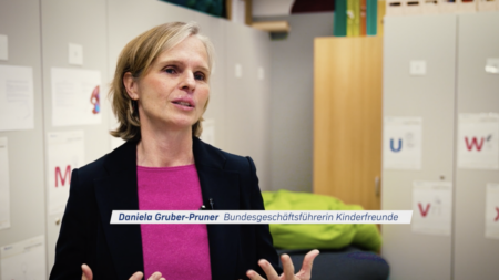 Daniela Gruber-Pruner im Interview, Text in der Bauchbinde: "Daniela Gruber-Pruner, Bundesgeschäftsführerin Kinderfreunde