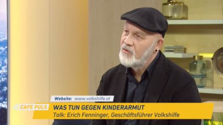 Erich Fenninger sitzt im Interview bei Cafe Puls, Text in der Bauchbinde: "Was tun gegen Kinderarmut, Talk: Erich Fenninger, Geschäftsführer Volkshilfe"