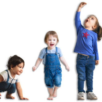 Vier Kinder sind nebeneinander aufgereiht und unterscheiden sich in ihrer Größe, um den Wachstum darzustellen