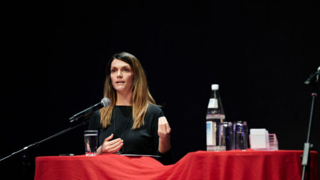 Barbara Blaha, Leiterin Momentum Institut redet auf der Bühne