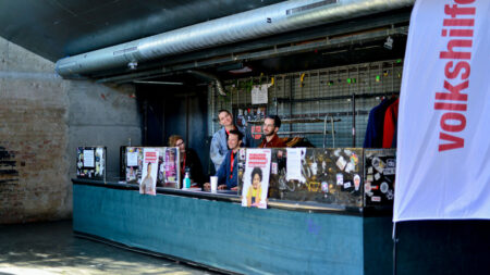 Mitarbeitende beim Garderobenstand