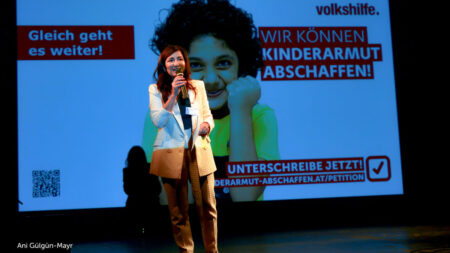 Ani Gülgün-Mayr redet auf der Bühne