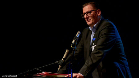 Jens Schubert redet auf der Bühne