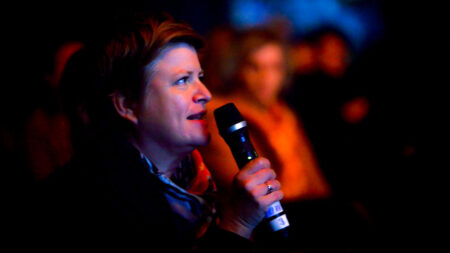 Zuschauender stellt eine Frage