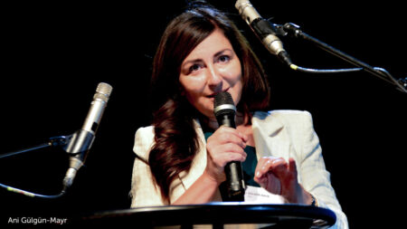 Ani Gülgün-Mayr redet auf der Bühne