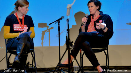 Judith Ranftler und Anita Nöhammer reden zusammen auf der Bühne