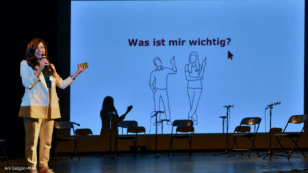 Ani Gülgün-Mayr redet auf der Bühne