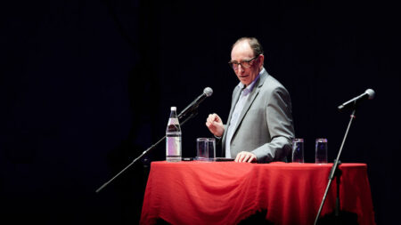 Johannes Rauch, Bundesminister für Gesundheit, Pflege, Soziales & Konsumentenschutz redet auf der Bühne