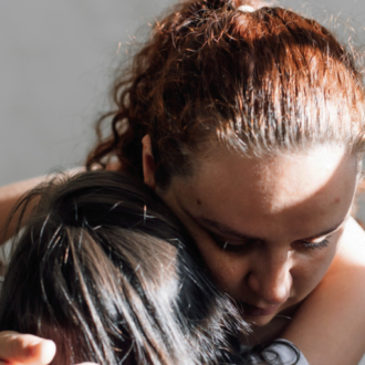 Mutter hält Tochter in den Armen