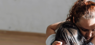 Mutter hält Tochter in den Armen