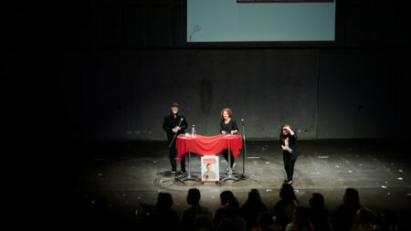 Erich Fenninger, Dagmar Fenninger-Bucher und Ani Gülgün-Mayr (Moderation) stehen auf der Bühne und hören sich eine Frage aus dem Publikum an