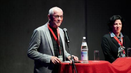 Ewald Sacher, Präsident der Volkshilfe redet auf der Bühne