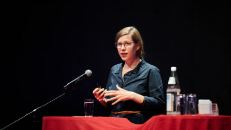 Judith Ranftler, Bereichsleiterin Volkshilfe redet auf der Bühne