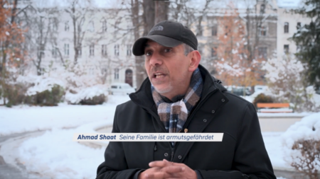 Ahmad Shaat gibt ein Interview, Text in der Bauchbinde: "Ahmad Shaat, Seine Familie ist armutsgefährdet"