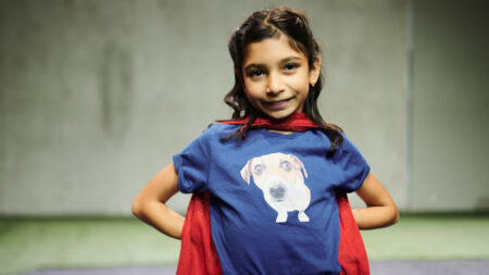 Mädchen lächelt in die Kamera