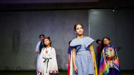 Ausschnitt des Theaterstücks. Kinder stehen auf der Bühne