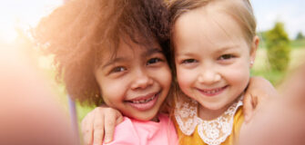 Zwei Mädchen lächeln in die Kamera