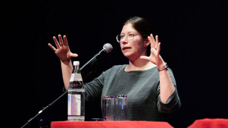 Silke Tophoven, Professorin für Sozialpolitik am Fachbereich Sozial- und Kulturwissenschaften redet auf der Bühne