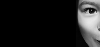 Portrait von Kind, welches aufgeregt in die Kamera schaut