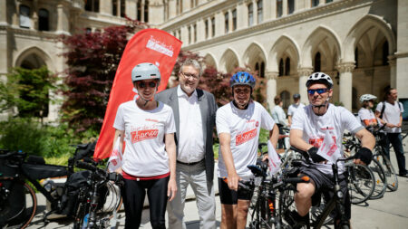 Peter Hacker zusammen mit Radfahrenden posieren für ein Foto
