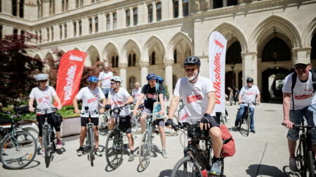 Erich Fenninger und Radfahrende fahren los