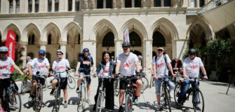 Gruppenfoto von Erich Fenninger, Tanja Wehsely und Radfahrenden vor dem Start
