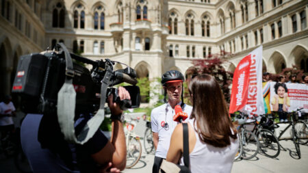 Ein Rennfahrer wird von einer Reporterin des ORF interviewed. Links steht ein Kameramann