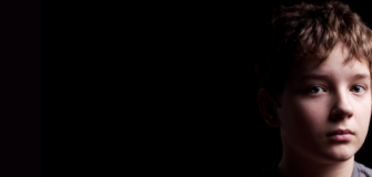 Junge schaut traurig in die Kamera