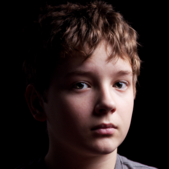 Junge schaut traurig in die Kamera