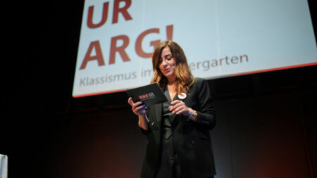 Moderatorin Ani Gülgün-Mayr auf der Bühne