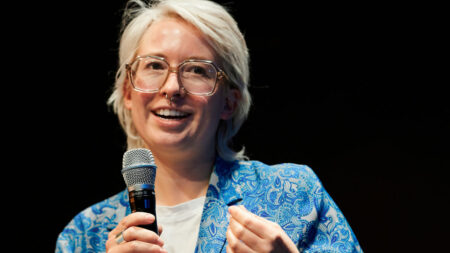 Anja Kerle redet auf der Bühne